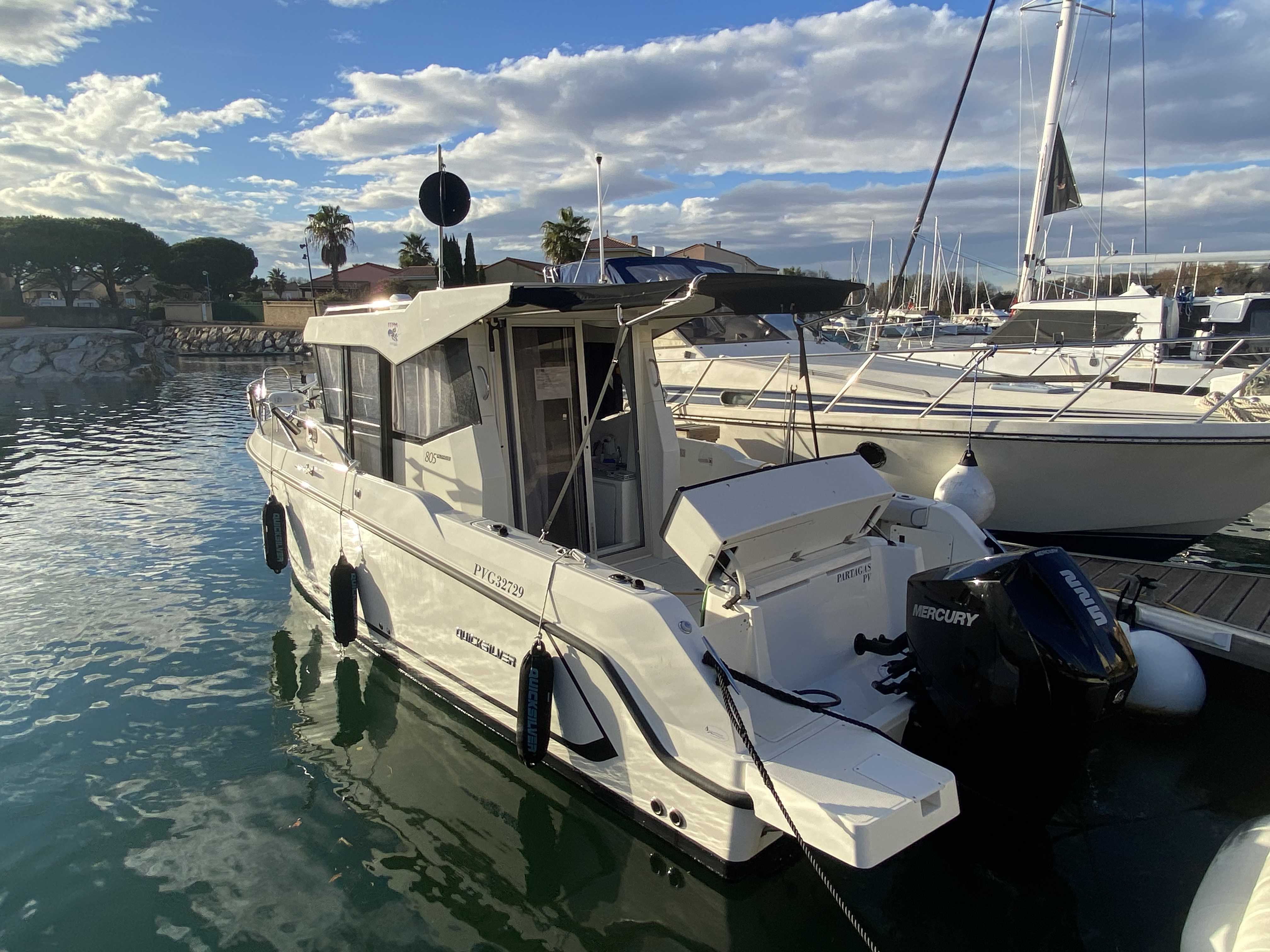 slider 4 Quicksilver Captur 805 Pilothouse